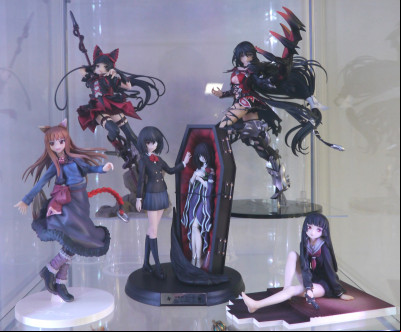 100 figurines dans des vitrines Detolf