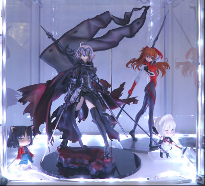 100 figurines dans des vitrines Detolf