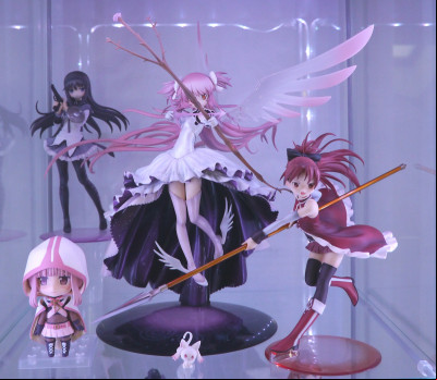100 figurines dans des vitrines Detolf