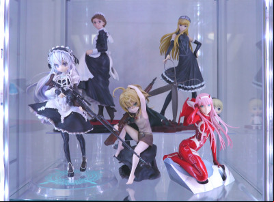 100 figurines dans des vitrines Detolf