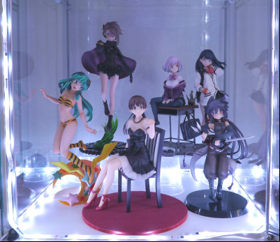 100 figurines dans des vitrines Detolf