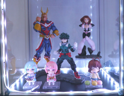 100 figurines dans des vitrines Detolf